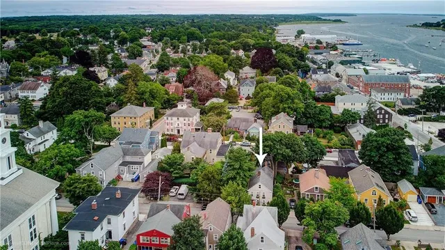 $1,800 | 36 Church Street, Unit 2, Warren, RI 02885