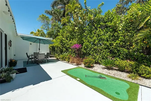 a view of a backyard