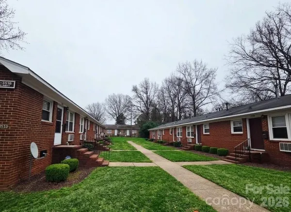 a view of a house with backyard