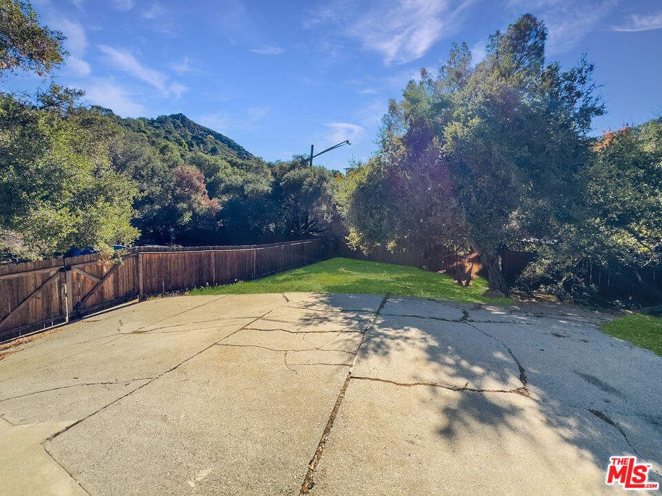 22012 Topanga School Road Topanga, CA 90290 - Photo 34 of 34 a view of backyard with green space