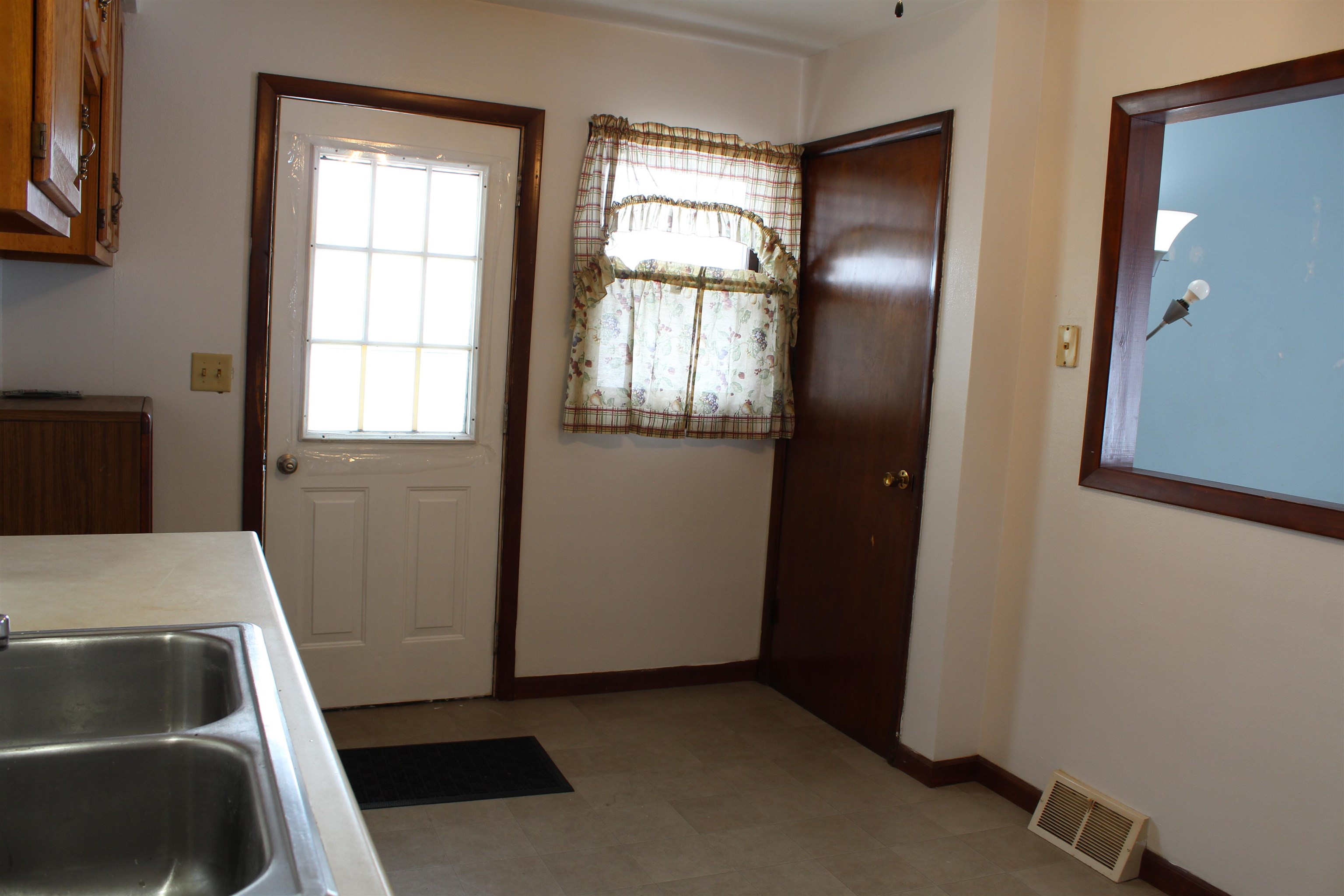 301 Rethke Avenue Madison, WI 53714 - Photo 7 of 33