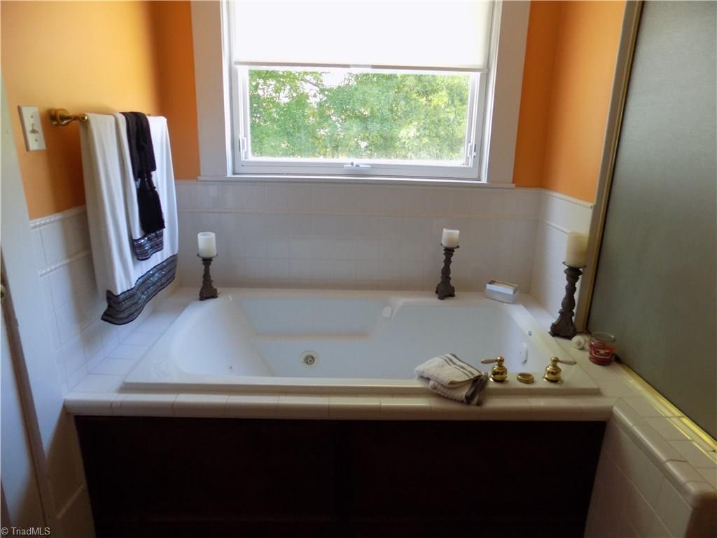 1013 North Hamilton Street High Point, NC 27262 - Photo 20 of 30 Jetted tub