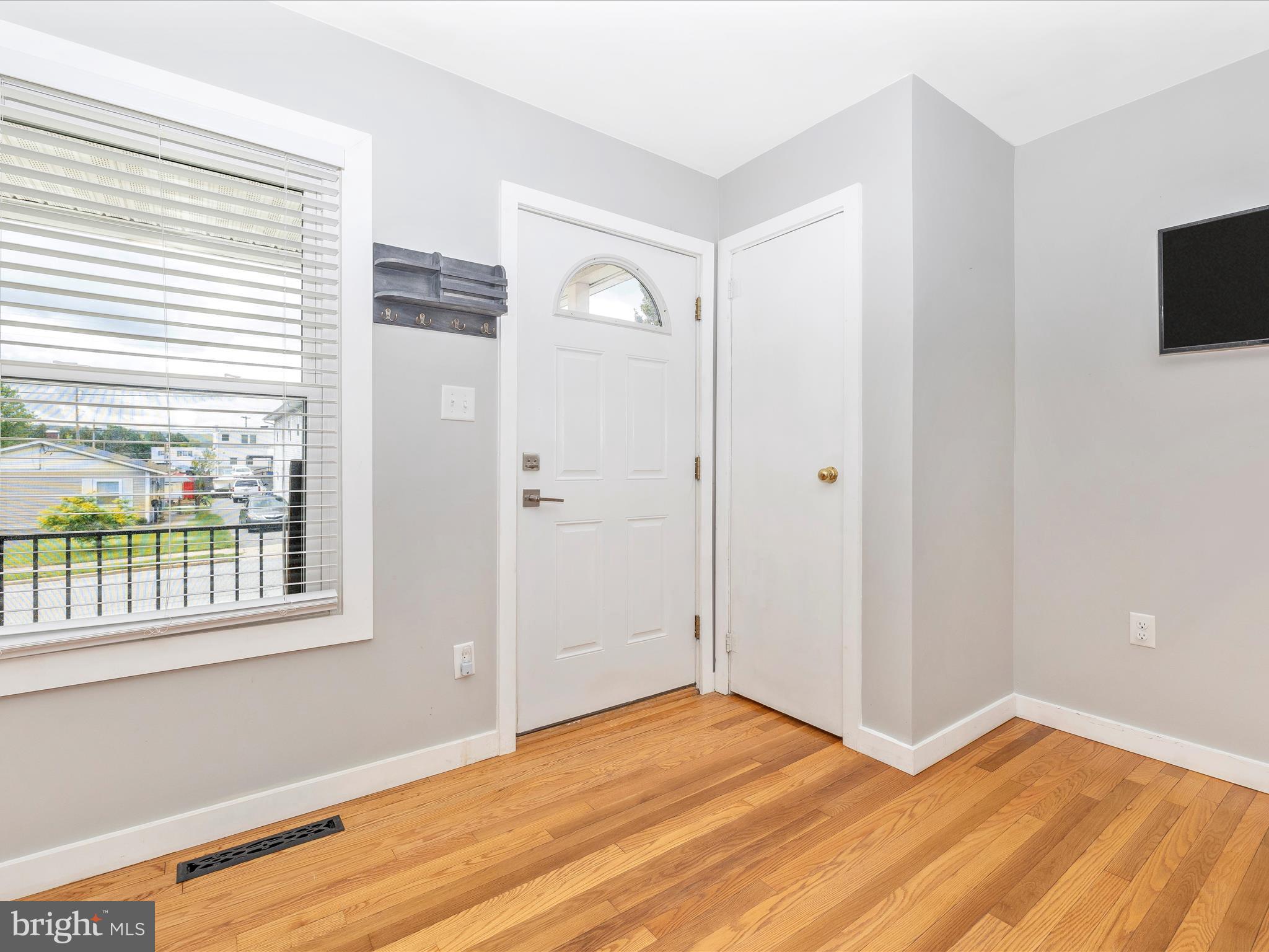 302 Adam Road Frederick, MD 21701 - Photo 4 of 25 Entry