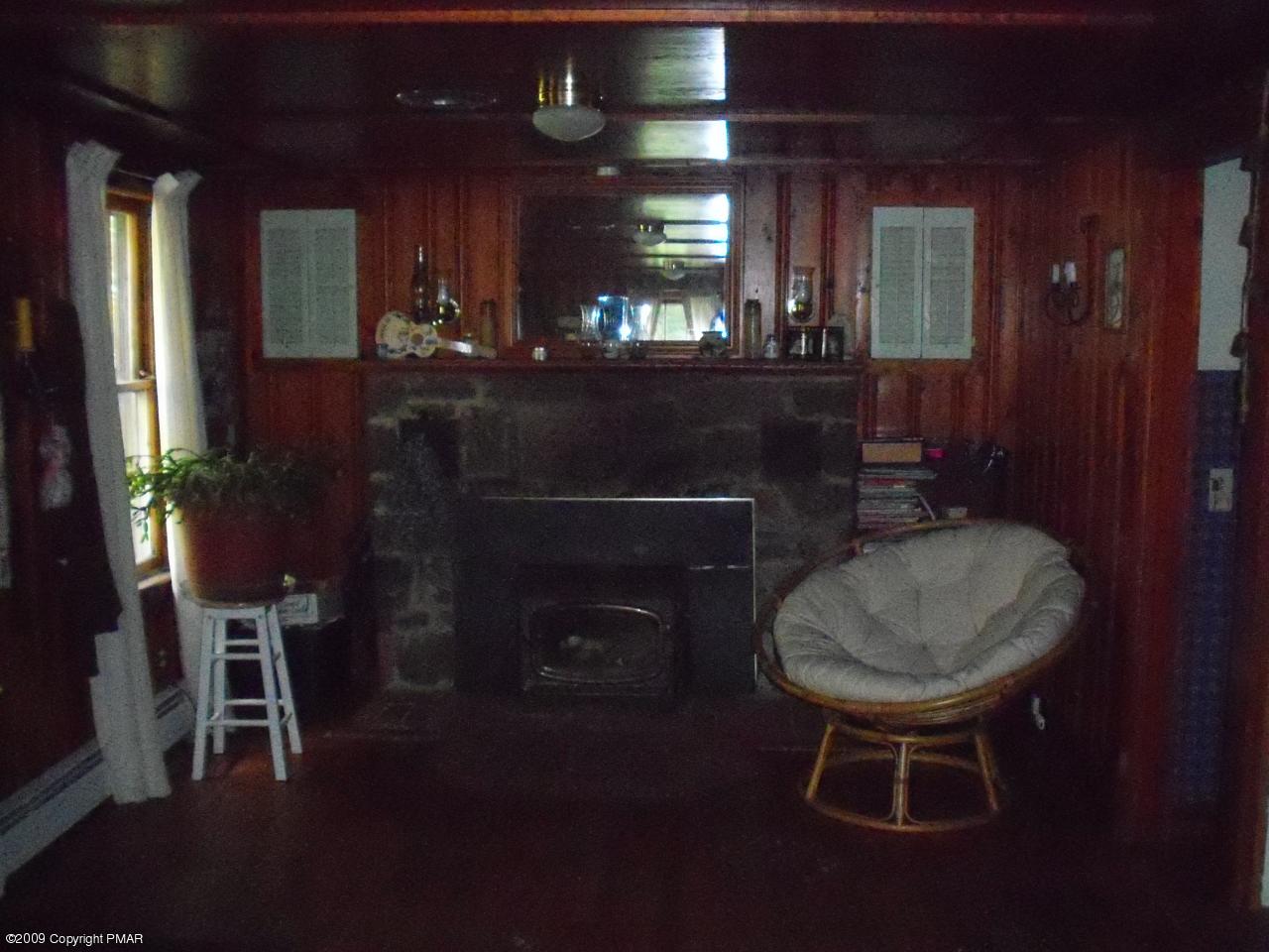 481 Carlton Road Tobyhanna, PA 18466 - Photo 4 of 8 Living Room