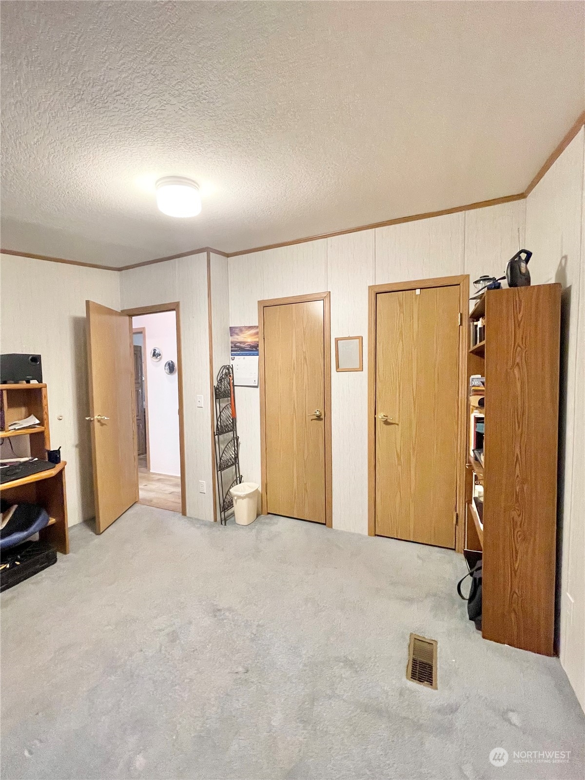 92 Danker Cutoff Road Okanogan, WA 98840 - Photo 18 of 35 an empty room with closet and a window