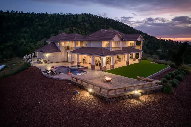 a view of a lake in middle of the house
