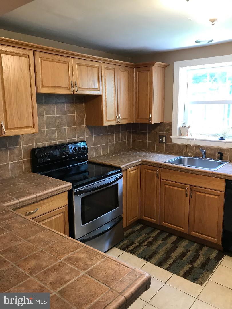 123 Rose Lane Springfield, PA 19064 - Photo 6 of 12