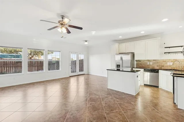 a view of a backyard