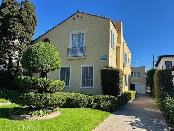 a view of a back yard of the house