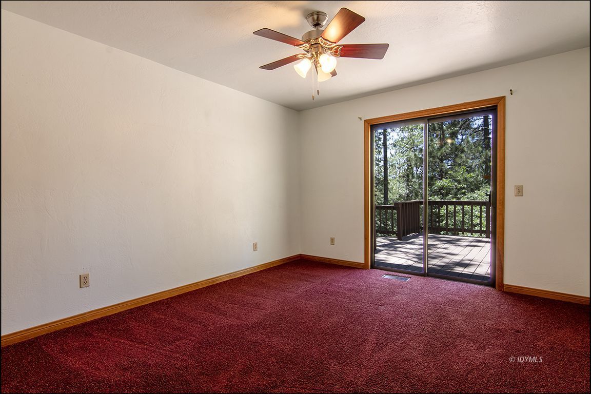 25215 Glen Road Idyllwild, CA 92549 - Photo 34 of 67 an empty room with a large window