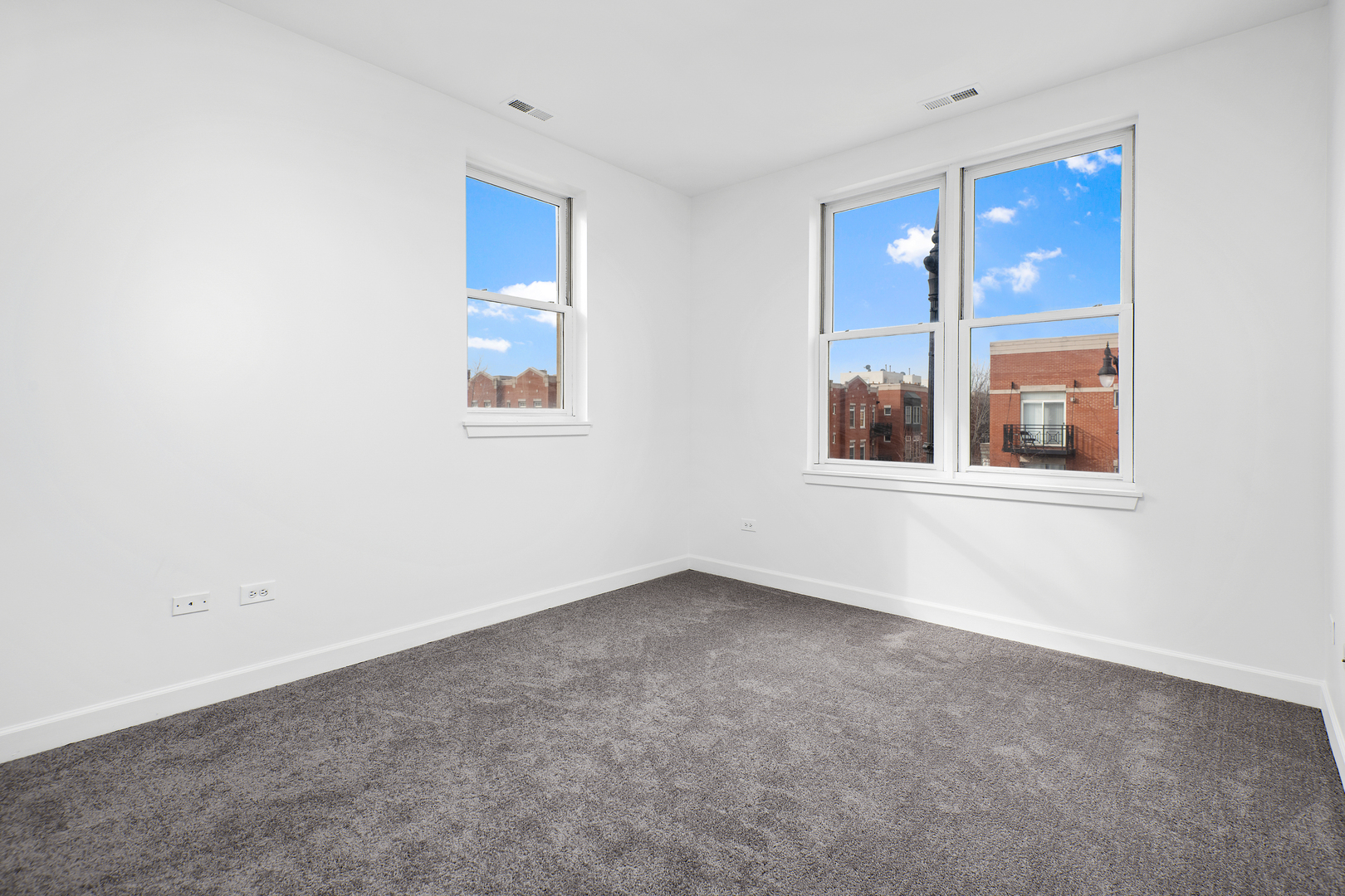 758 West 14th Street, Unit 303 Chicago, IL 60607 - Photo 6 of 9 an empty room with windows and closet