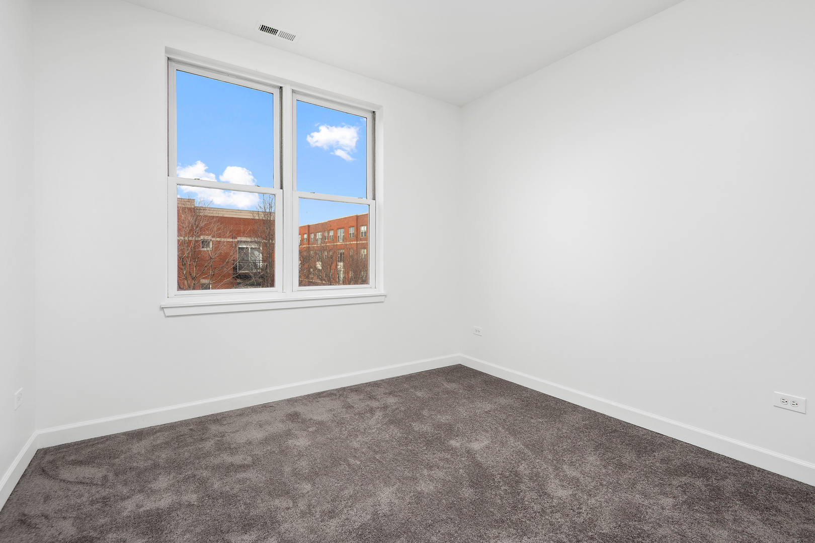 758 West 14th Street, Unit 303 Chicago, IL 60607 - Photo 8 of 9 an empty room with a window