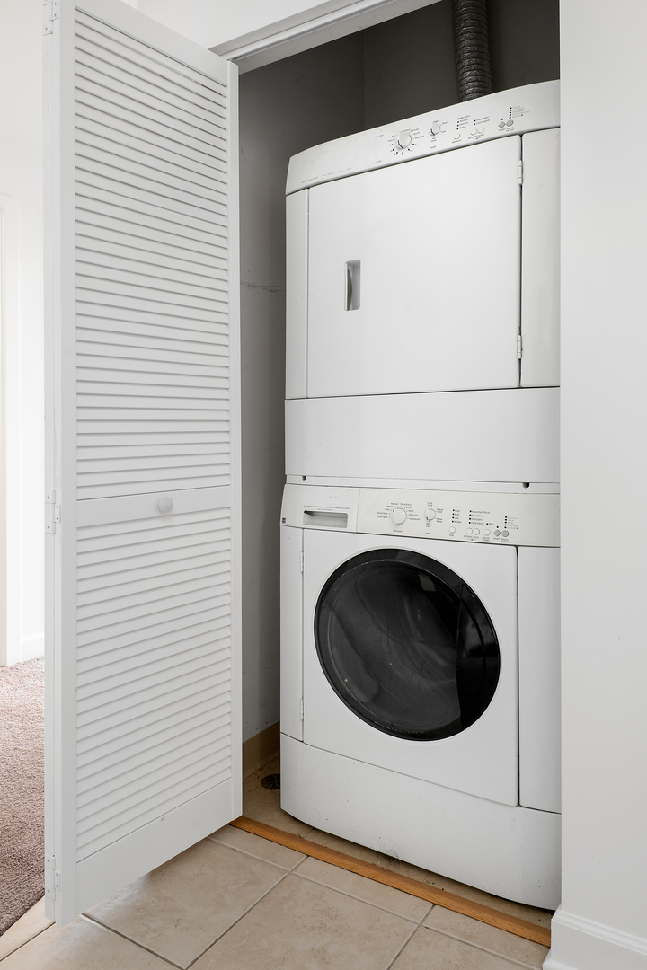 758 West 14th Street, Unit 303 Chicago, IL 60607 - Photo 9 of 9 a utility room with dryer and washer