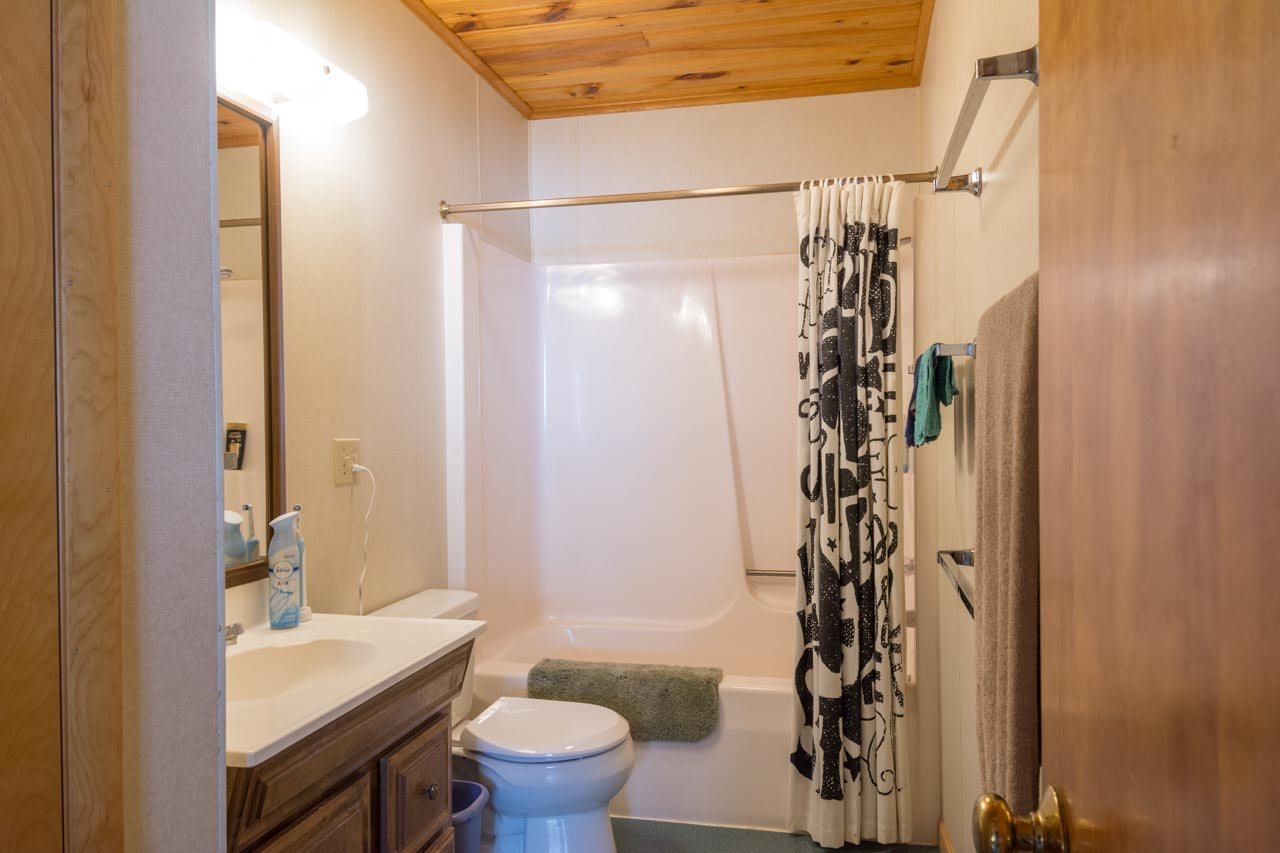 44 East Traverse Lake Road Cedar, MI 49621 - Photo 13 of 31 1846670-12.JPG