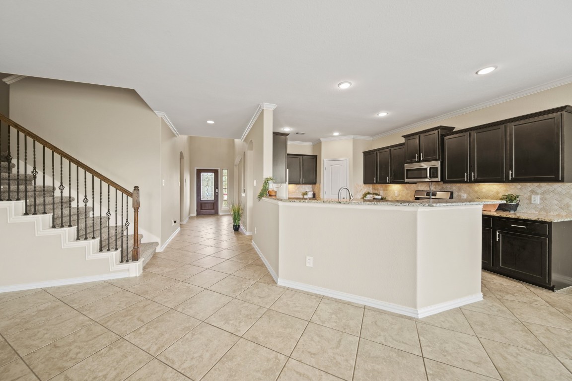 13230 Dover Bluff Drive Rosharon, TX 77583 - Photo 11 of 33 Privacy bar between kitchen and family room