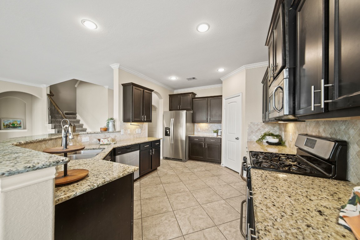 13230 Dover Bluff Drive Rosharon, TX 77583 - Photo 13 of 33 SS Appliances