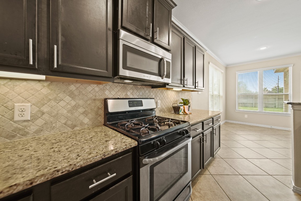 13230 Dover Bluff Drive Rosharon, TX 77583 - Photo 15 of 33 Gas Stove