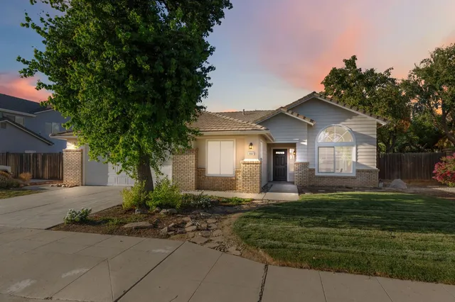 $590,000 | 2337 Wrenwood Avenue, Clovis, CA 93611