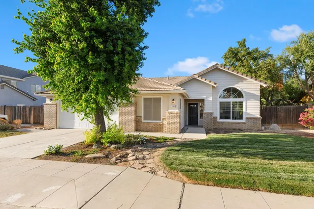 $590,000 | 2337 Wrenwood Avenue, Clovis, CA 93611