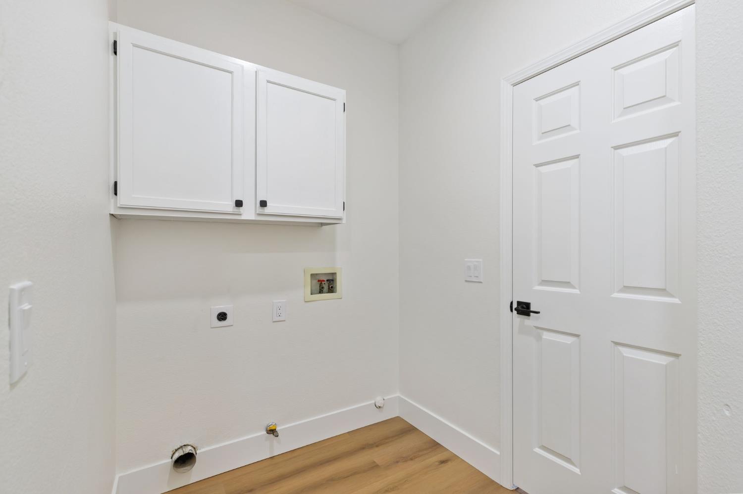 2337 Wrenwood Avenue Clovis, CA 93611 - Photo 26 of 44 Laundry Room