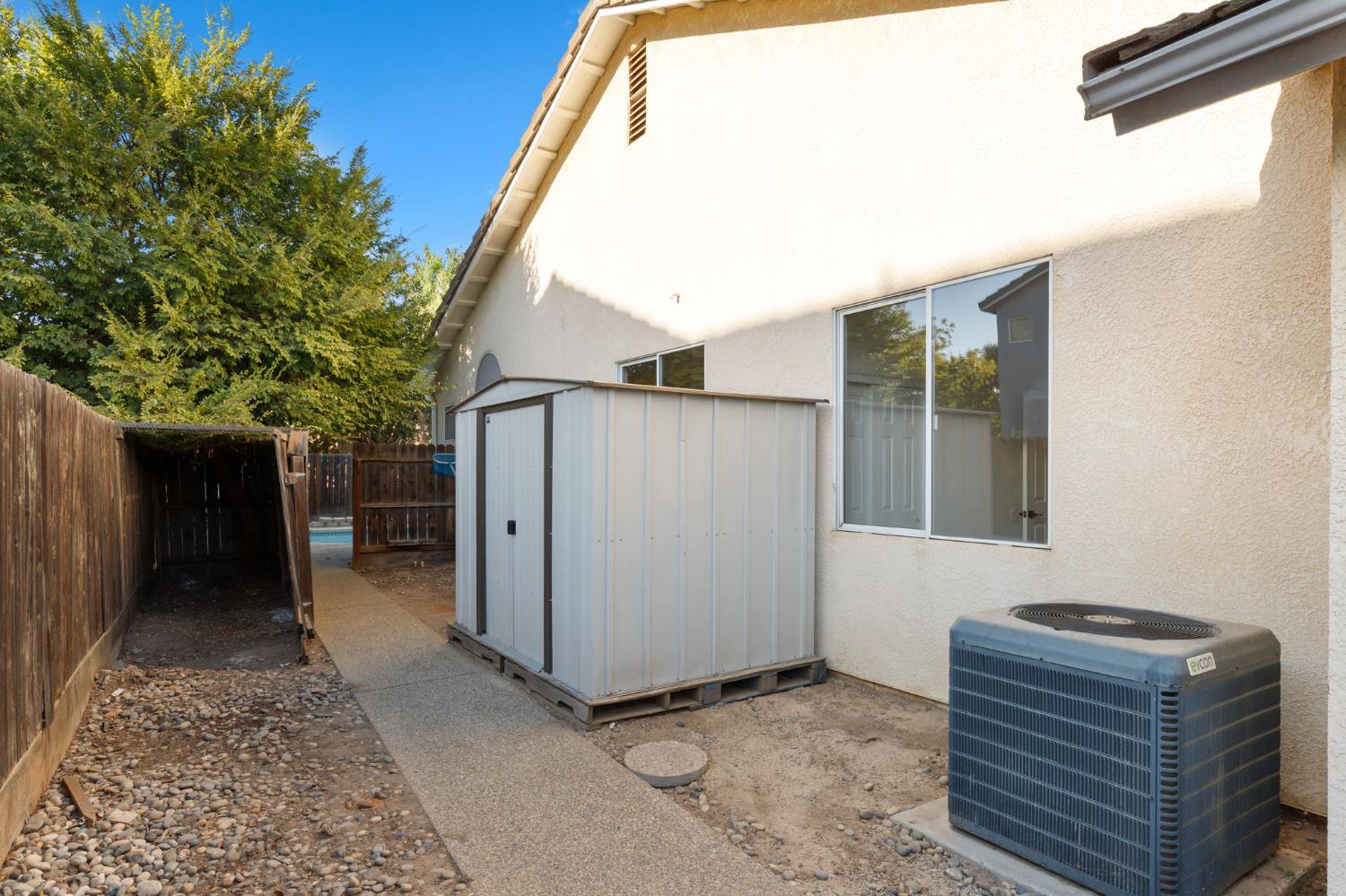 2337 Wrenwood Avenue Clovis, CA 93611 - Photo 33 of 44 Sideyard 1