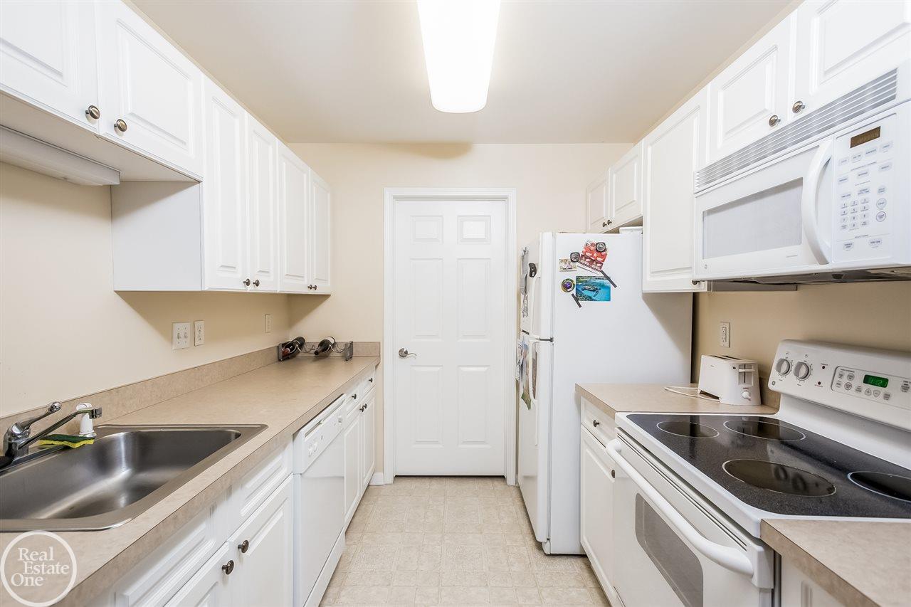3635 Tremonte Circle Rochester, MI 48306 - Photo 12 of 38 31281583-11.JPG
