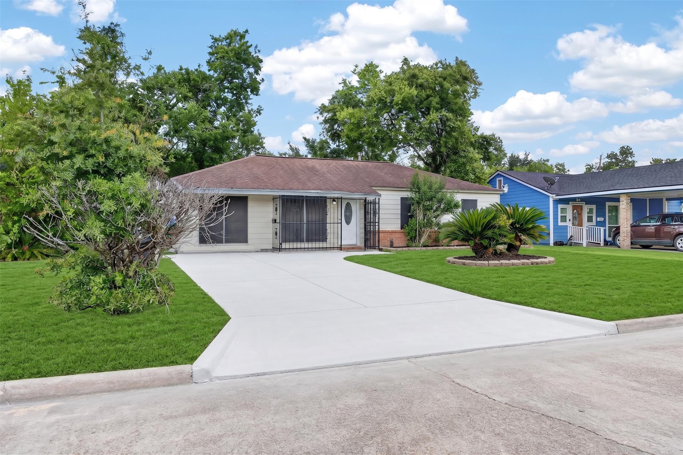 9211 Clearway Drive Houston, TX 77033 - Photo 4 of 34