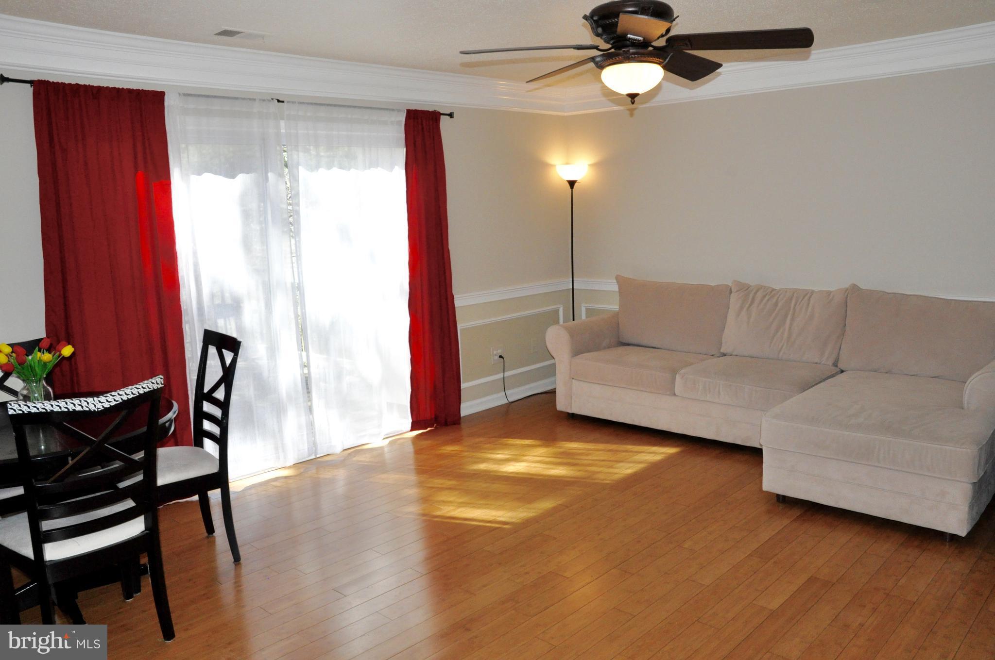 2422 Southgate Square Reston, VA 20191 - Photo 6 of 25 Living Room