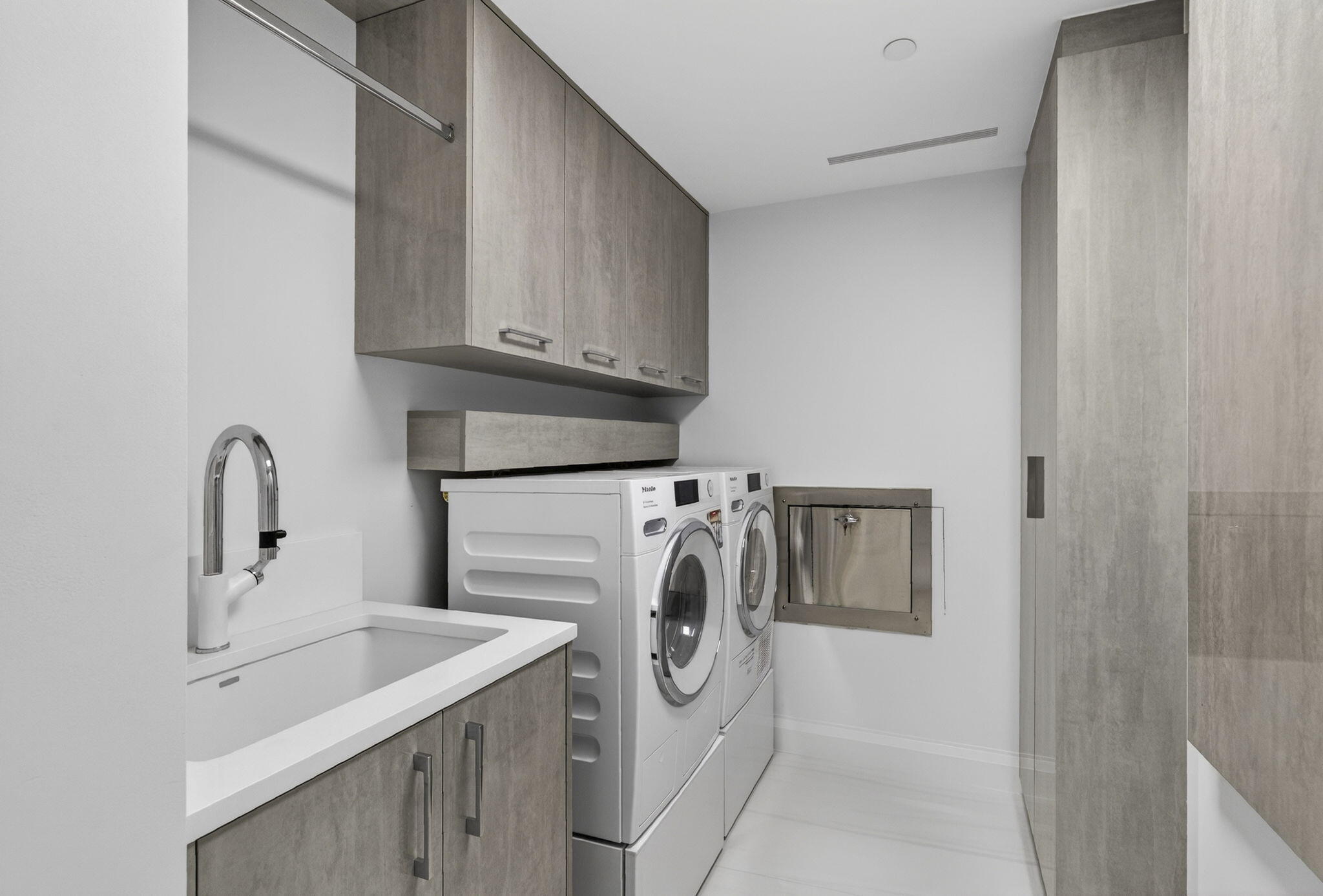 1500 South Ocean Boulevard, Unit 1602 Boca Raton, FL 33432 - Photo 48 of 88 a utility room with dryer and washer