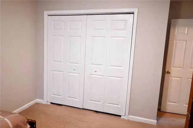 a view of a livingroom with furniture