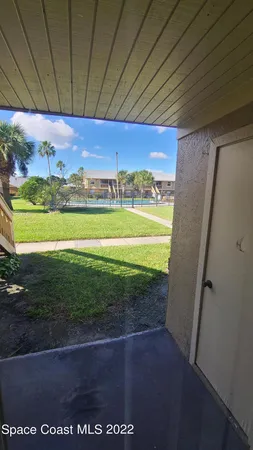 a view of a back yard