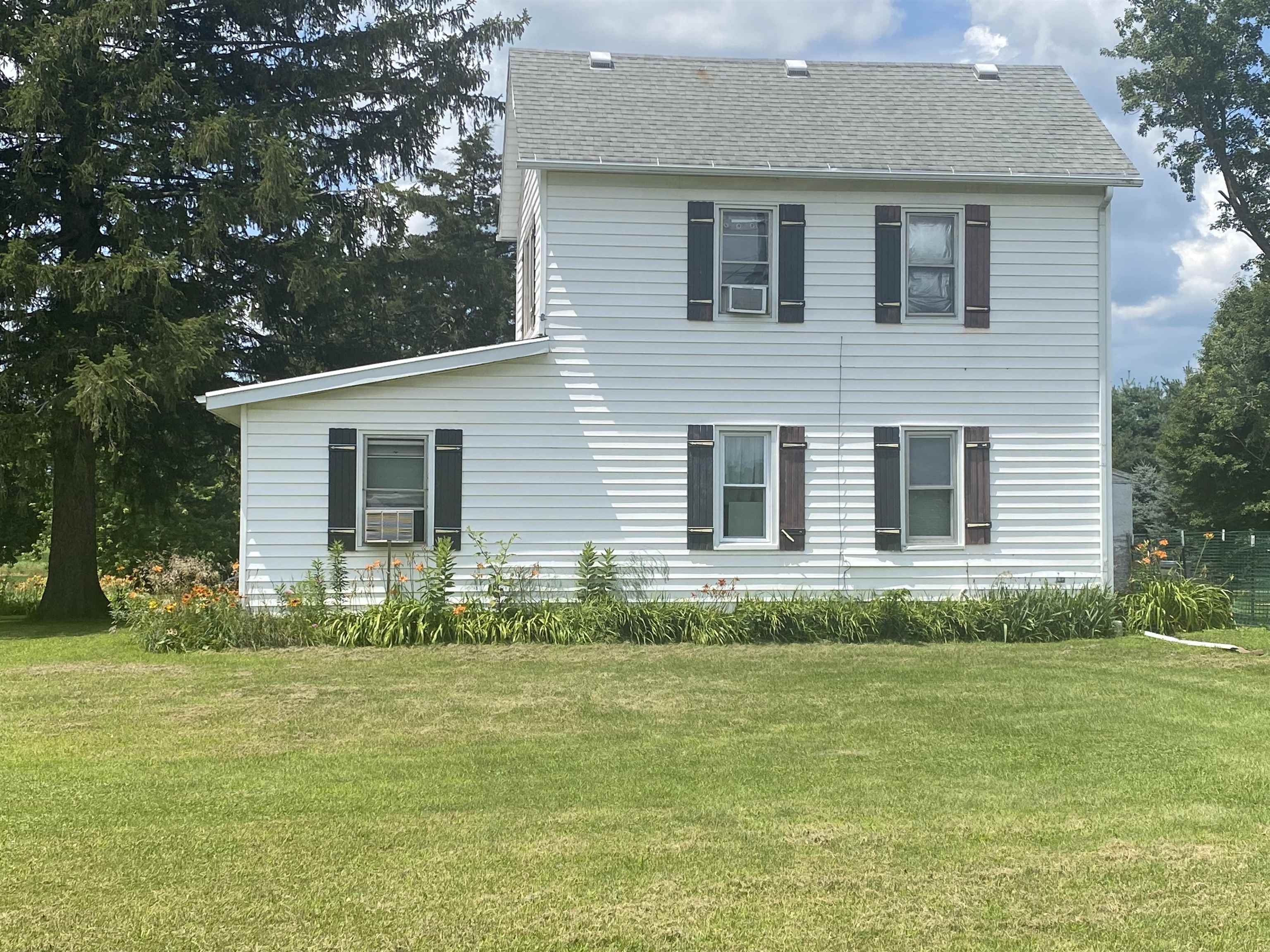 3848 West Yoder Road Freeport, IL 61032 - Photo 2 of 12 a front view of house with yard and green space