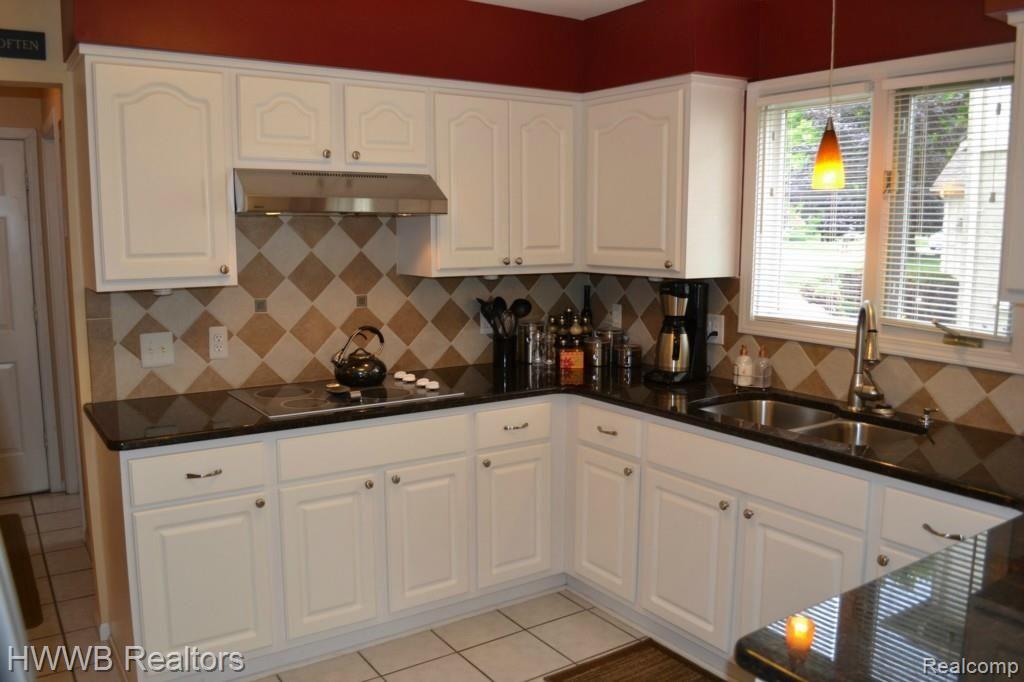 2168 Clinton View Circle Rochester, MI 48309 - Photo 16 of 38 Beautiful Kitchen