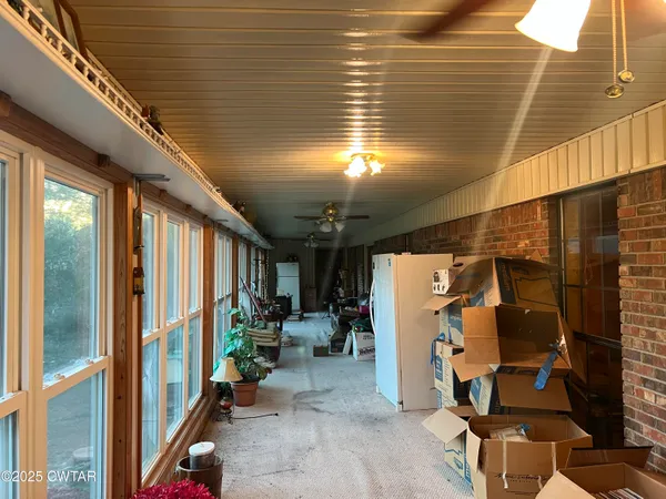 a room with lots of furniture and shower