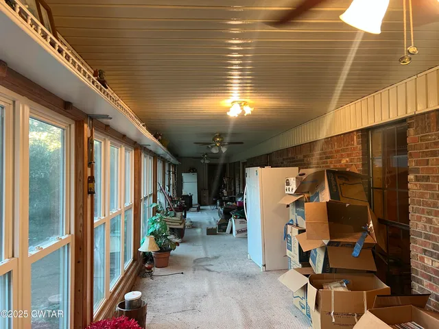 a room with lots of furniture and shower