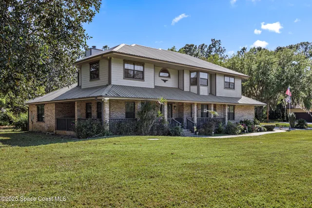 a view of a yard in front of a house