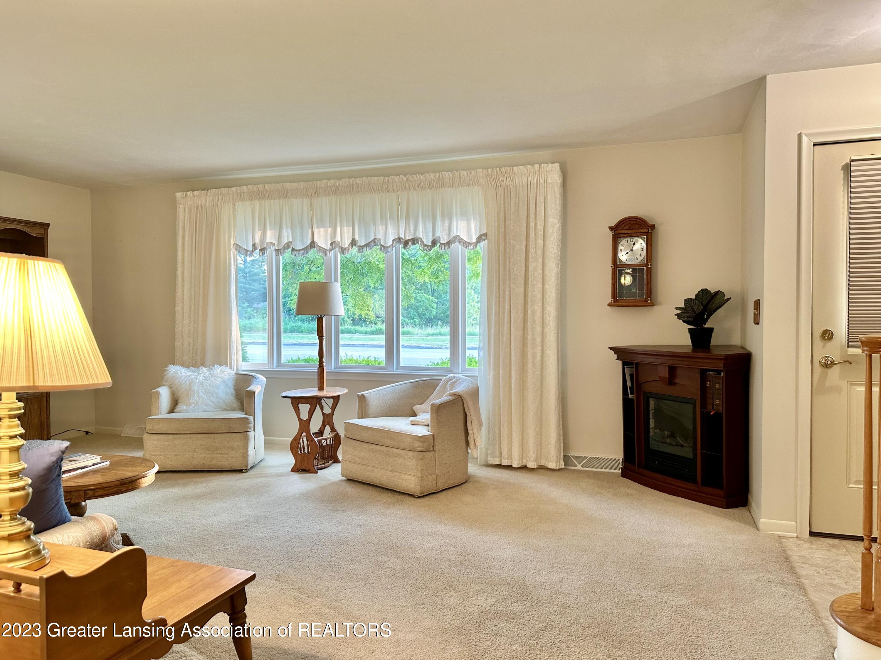 414 North Creyts Road Lansing, MI 48917 - Photo 9 of 80 Living Room