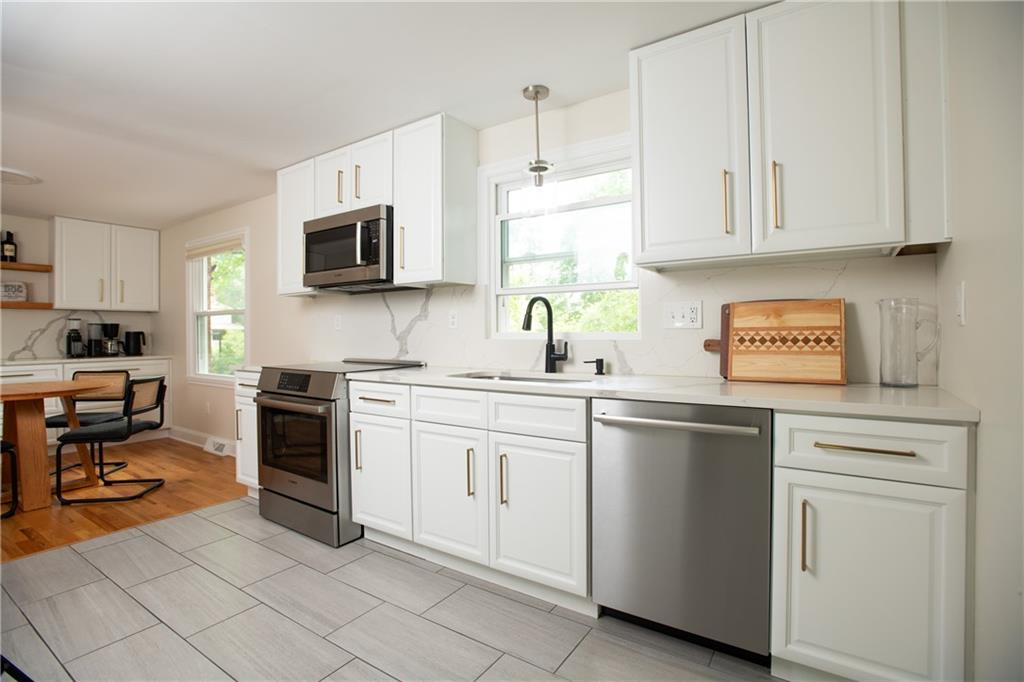 115 Sandhurst Road Pittsburgh, PA 15241 - Photo 9 of 28 Gallery Image 9