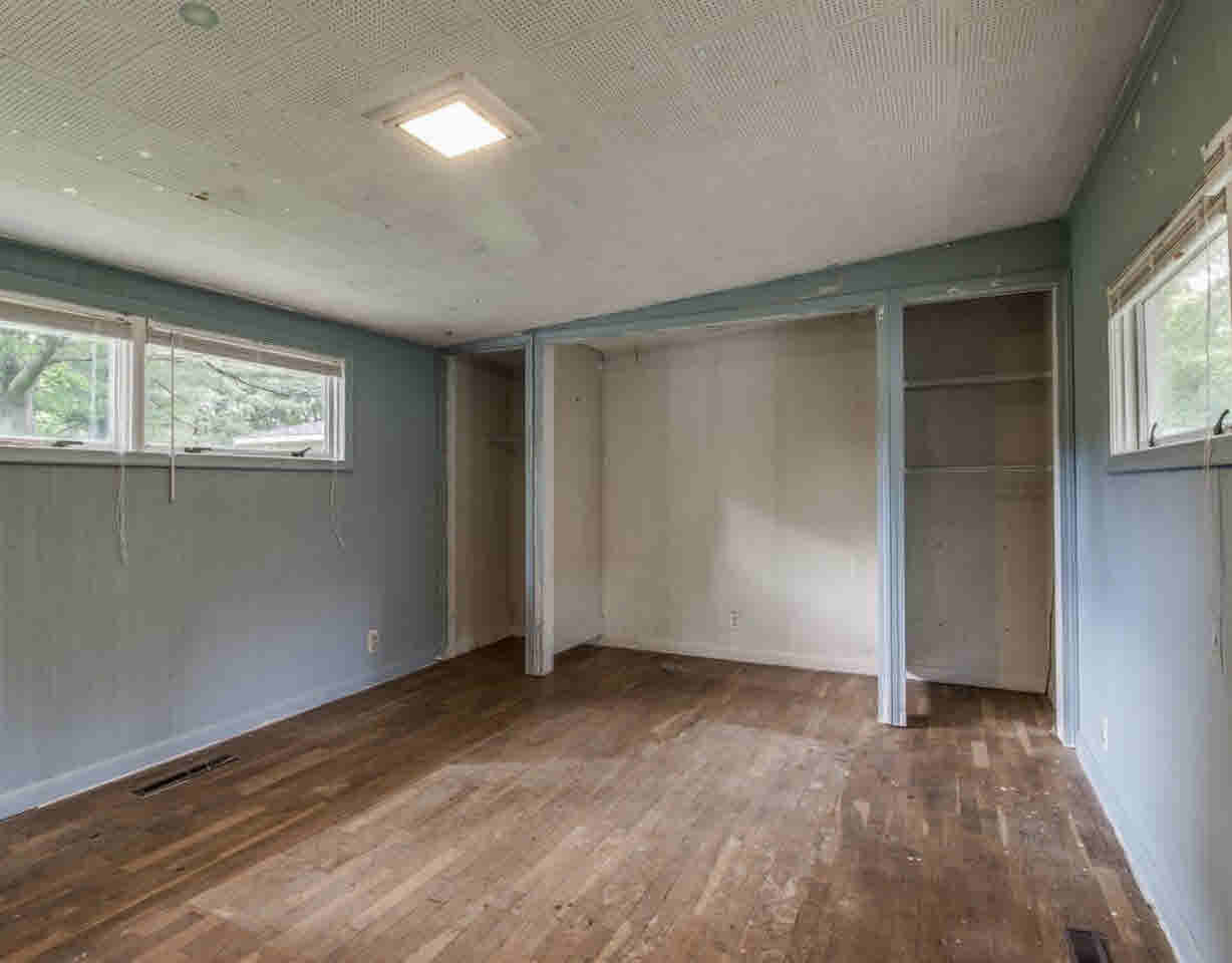 4331 Springfield Street Burton, MI 48509 - Photo 8 of 14 21315607-7.JPG