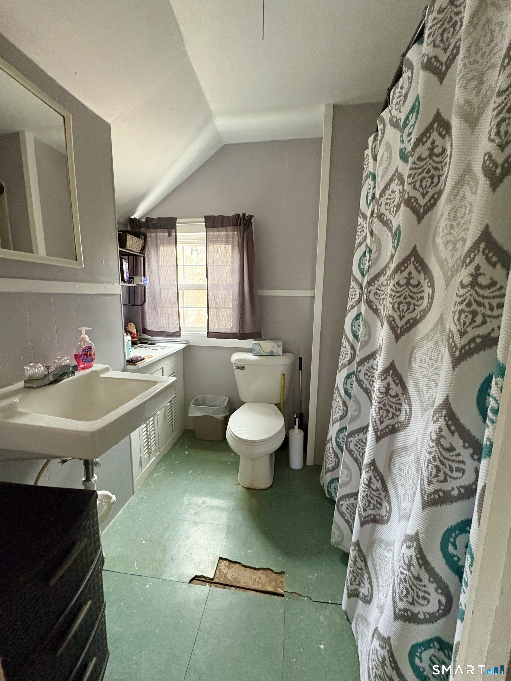 279 River Road Putnam, CT 06260 - Photo 15 of 18 a bathroom with a sink a toilet and a bathtub