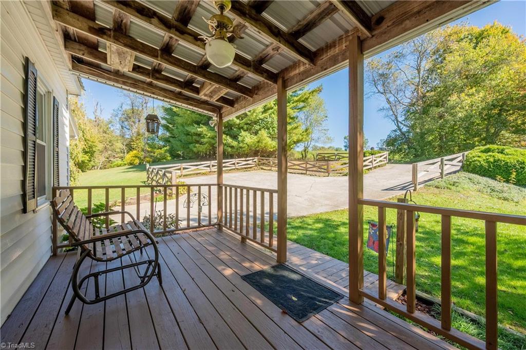2563 Horse Ridge Road Northwest Willis, VA 24380 - Photo 3 of 40