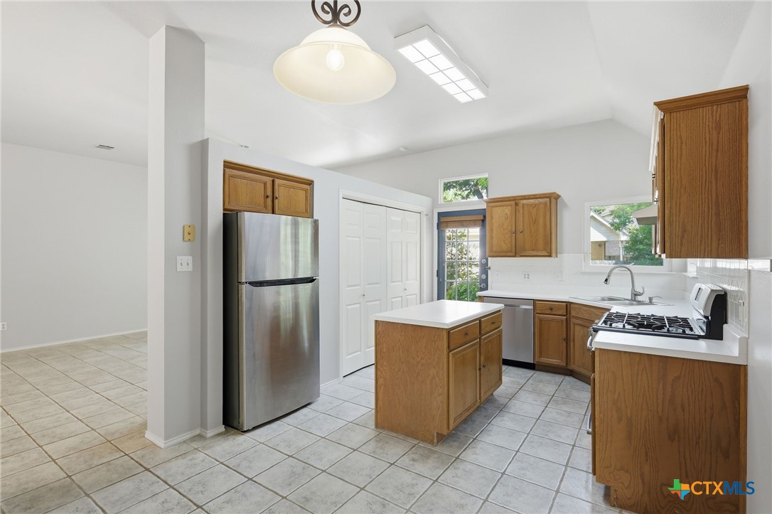 215 Rio Vista Drive Georgetown, TX 78626 - Photo 8 of 27