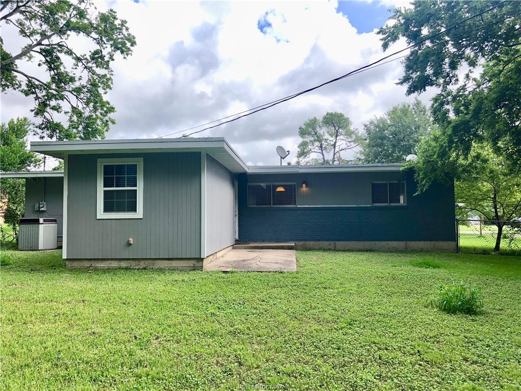 807 Vine Street Bryan, TX 77802 - Photo 15 of 17 a backyard of a house with lots of green space