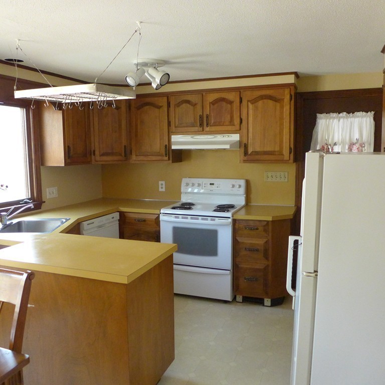 167 West Allen Ridge Road Springfield, MA 01118 - Photo 3 of 17