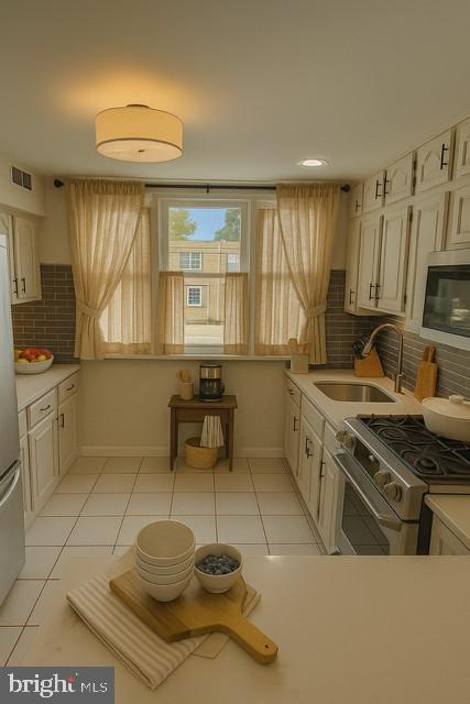 4128 Whiting Road Philadelphia, PA 19154 - Photo 11 of 41 Virtual staged kitchen