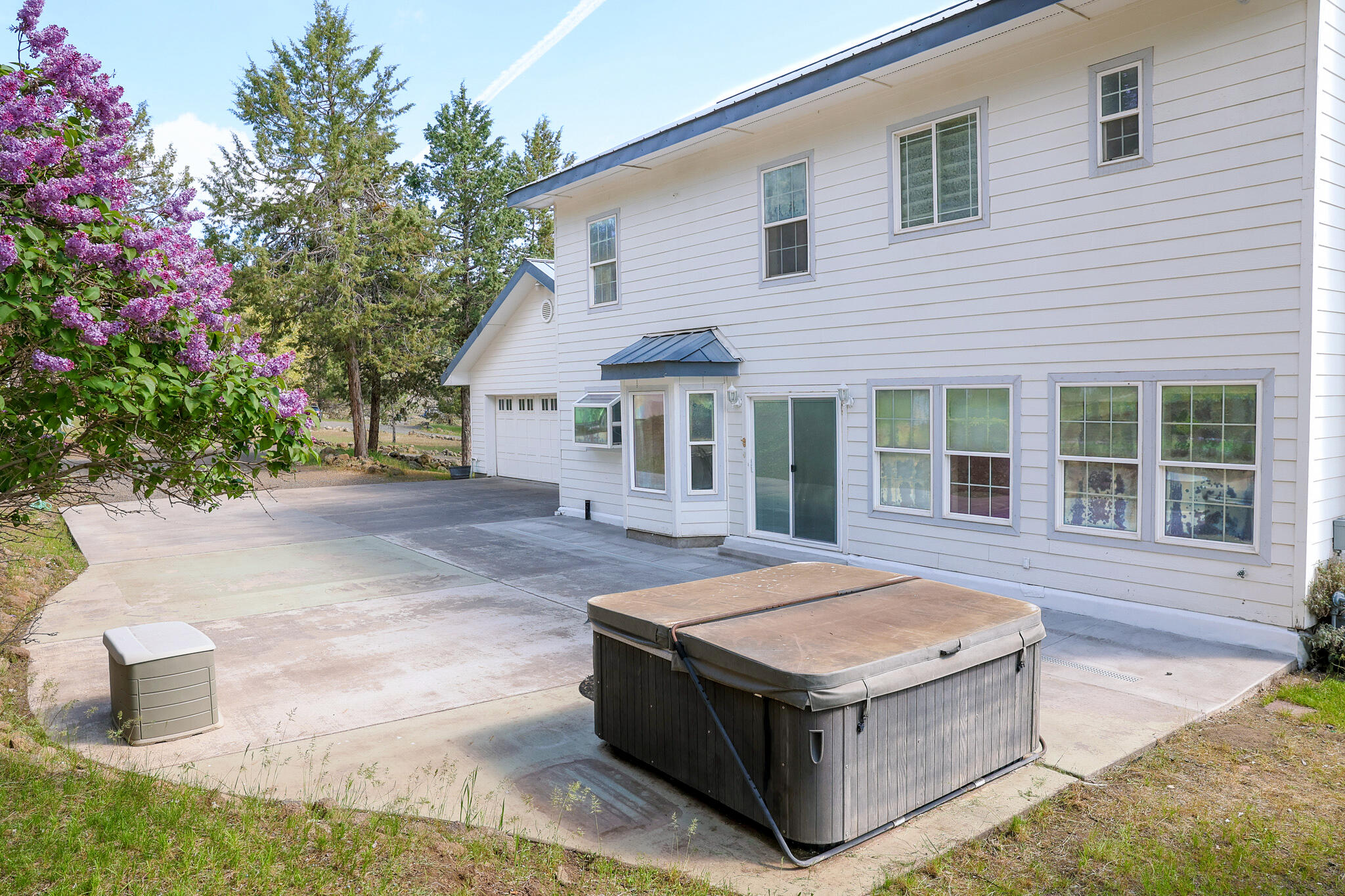 6620 Scottsbluff Road Klamath Falls, OR 97601 - Photo 6 of 51 Patio w/ Hot tub