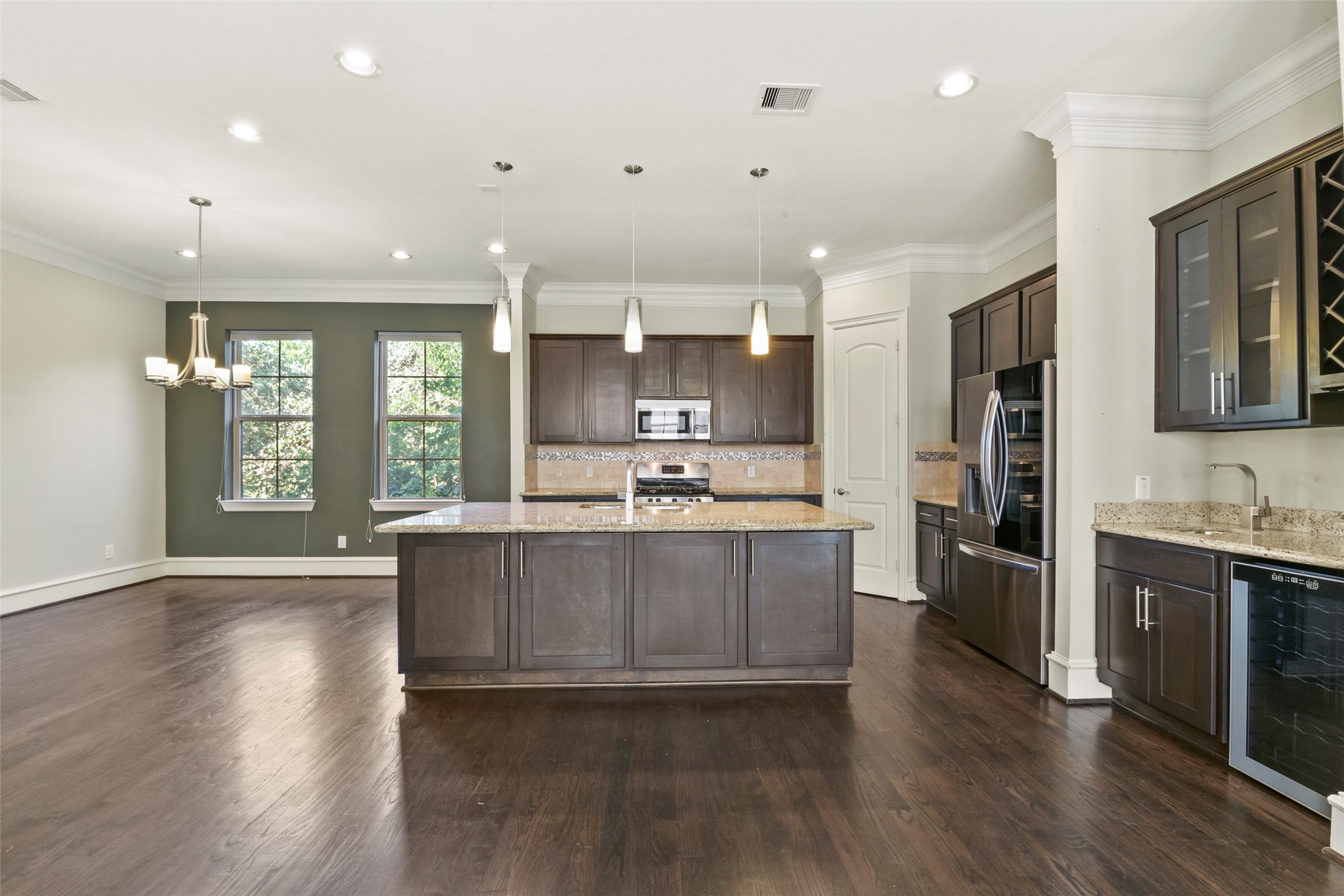5226 Kiam Street, Unit 1018 Houston, TX 77007 - Photo 17 of 44 a large kitchen with stainless steel appliances granite countertop a large stove a sink dishwasher and a refrigerator with wooden floor