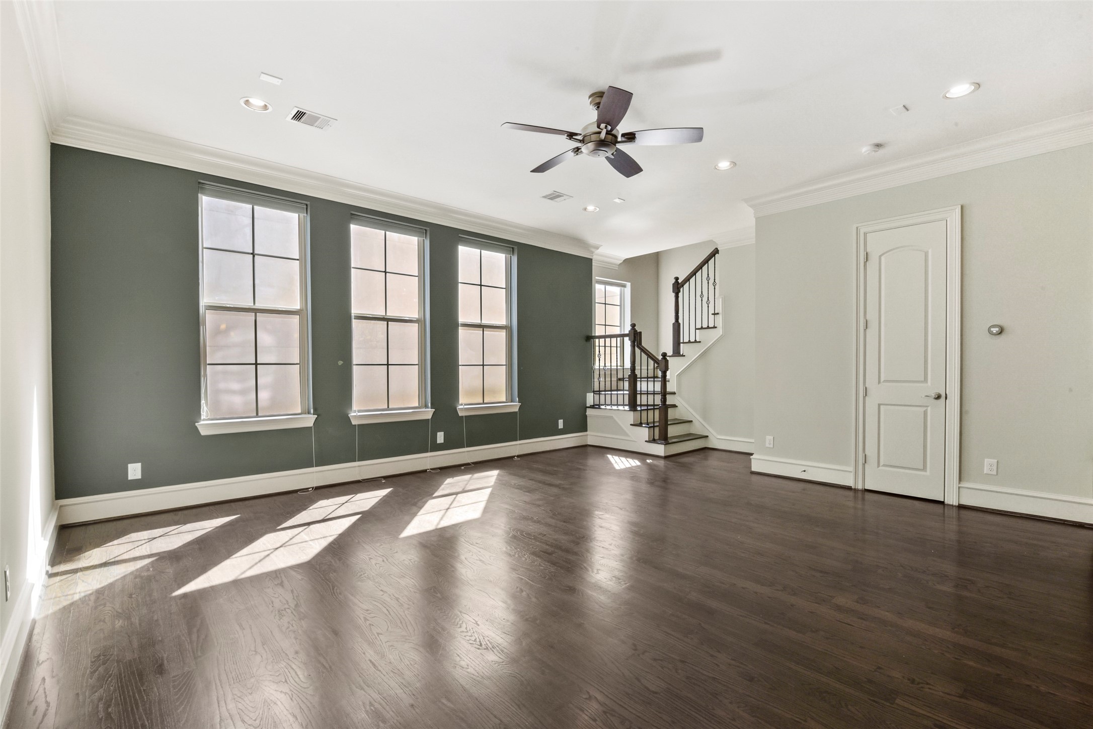 5226 Kiam Street, Unit 1018 Houston, TX 77007 - Photo 21 of 44 a view of empty room with wooden floor and fan