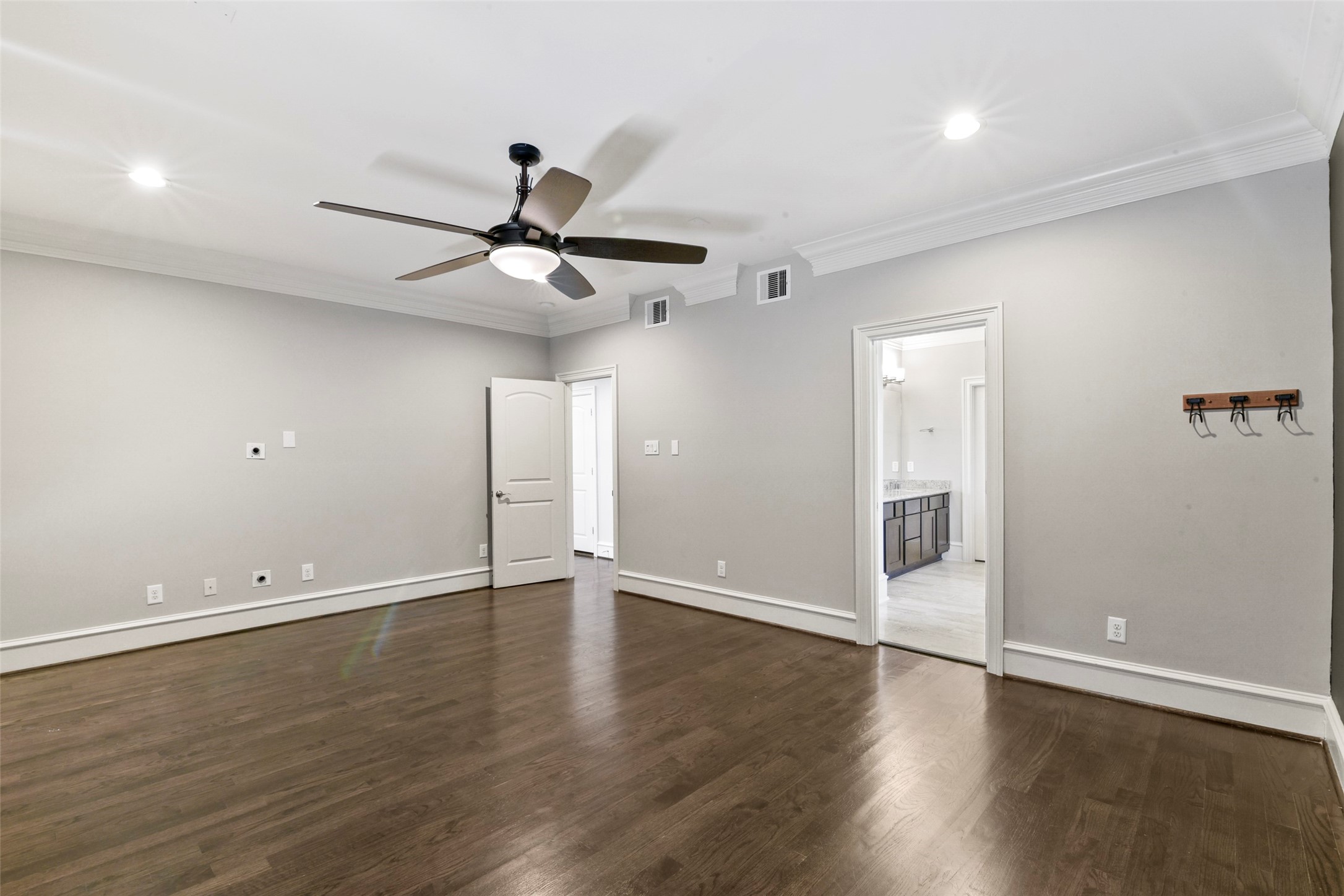 5226 Kiam Street, Unit 1018 Houston, TX 77007 - Photo 24 of 44 a view of an empty room with window and wooden floor