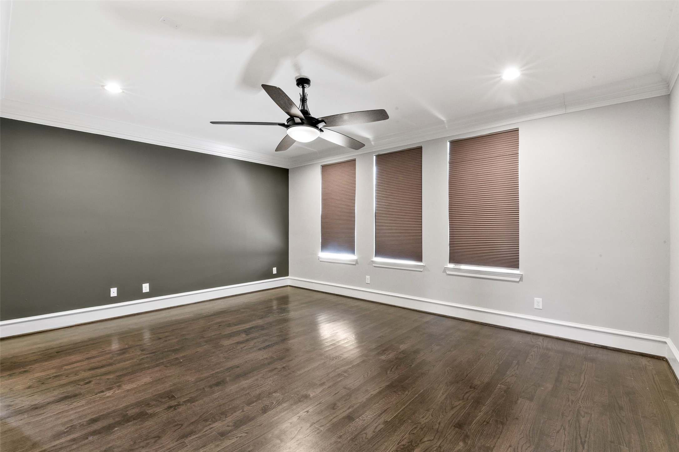 5226 Kiam Street, Unit 1018 Houston, TX 77007 - Photo 26 of 44 a view of an empty room with wooden floor and a ceiling fan